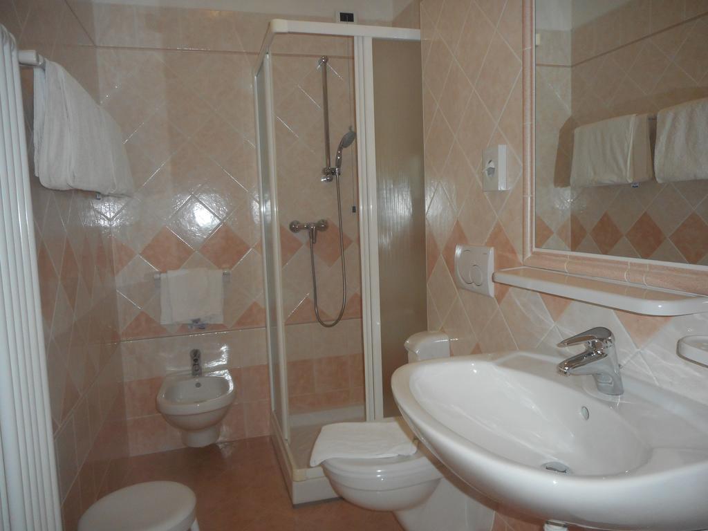 Garni Lago Alpino Molveno Habitación foto