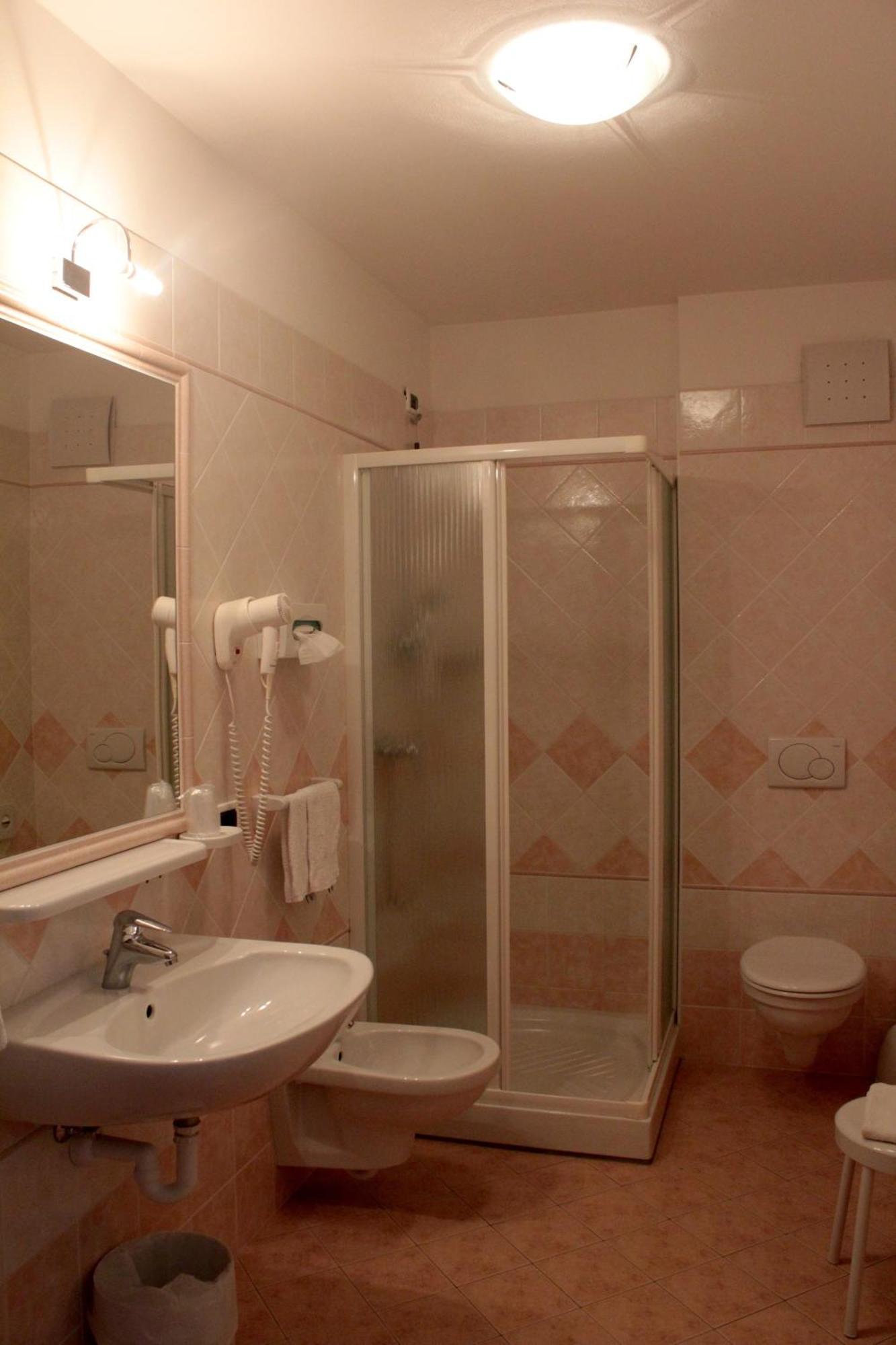 Garni Lago Alpino Molveno Habitación foto